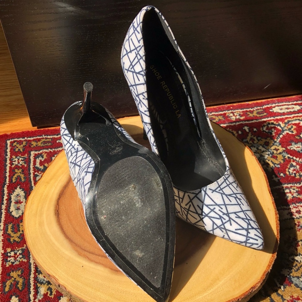 Blue Pattern White Pumps - image 3